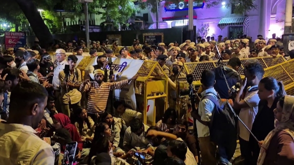 जंतर-मंतर पर महिला पत्रकार से बदसलूकी, एसीपी के खिलाफ थाने पर आधी रात बवाल